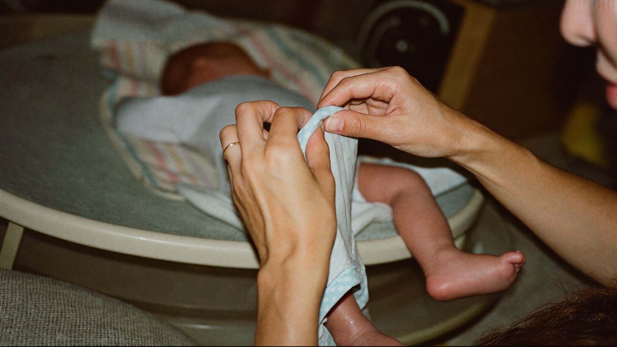 Mutter beim Anziehen des Babys